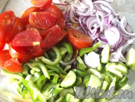 Луковицу очищаем, удаляем из болгарского перца плодоножку и семена. Луковицу нарезаем тонкими полукольцами, болгарский перец - соломкой, помидоры - некрупными дольками, огурцы - полукружками. Нарезанные овощи складываем в глубокую миску, перемешиваем.