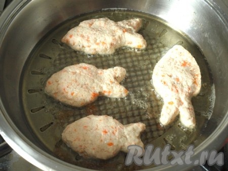 На сковороде разогреваем растительное масло и жарим котлеты с двух сторон до золотистой корочки.
