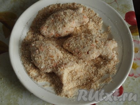 Начинаем лепить рыбные котлеты. Можно слепить и как обычно. Я решила в этот раз вылепить в форме рыбок. Котлеты можно жарить и в панировке, и без неё.