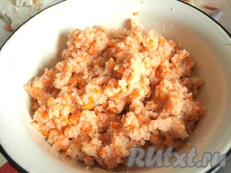 Филе судака (без шкуры) вместе с луком и морковью пропускаем через мясорубку (или измельчаем в комбайне). Полученный фарш солим, перчим и тщательно перемешиваем.
