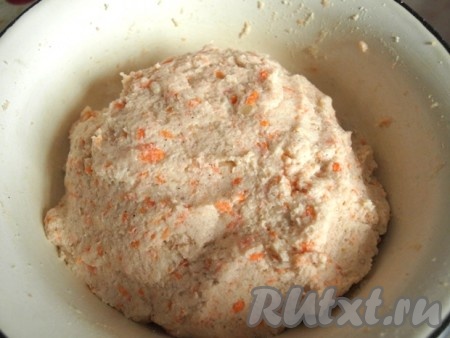 Добавляем яйцо, творог, муку и ещё раз хорошо вымешиваем. Фарш должен быть довольно густой, котлеты из него должны лепиться достаточно хорошо. Но многое зависит от творога и рыбы. Количество тех или иных ингредиентов вы можете корректировать по своему вкусу.
