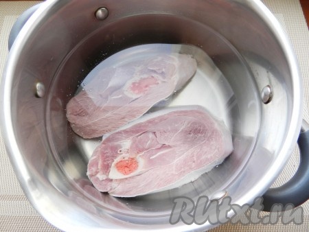 Мясо вымыть, снять кожу, залить двумя литрами воды и поставить варить. Когда вода закипит, снять пену и варить на медленном огне примерно 50 минут.
