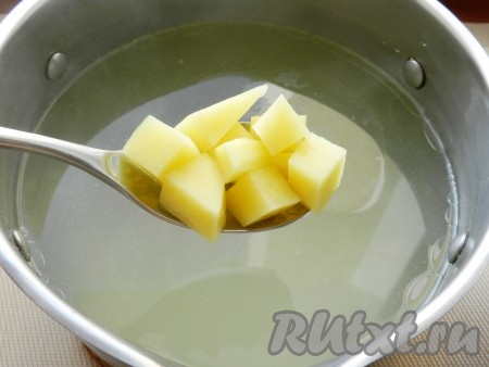 Выложить в бульон картофель и пшено, довести до кипения и варить до готовности на медленном огне примерно 15-20 минут.