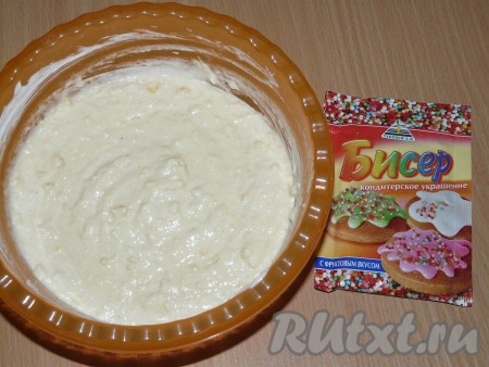 В получившуюся масляно-мучную смесь добавить взбитые белки и аккуратно перемешать ложкой. Тесто для кексов должно получиться однородным, воздушным, в меня густым.