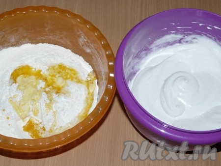 Сливочное масло (или маргарин) растопить, охладить и влить в муку, перемешать ложкой.