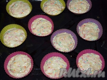 Я выпекала белковые кексы в силиконовых формочках, поэтому перед выкладыванием теста их маслом не смазывала. Если используете железные формочки, тогда немного смажьте их маслом. Разложить тесто по формочкам (у меня получилось 10 формочек), заполняя их на 2/3 объёма, и поставить в заранее разогретую духовку. Выпекать при температуре 180 градусов минут 20 (готовность проверьте, проколов кексы сухой зубочисткой, если после прокола на зубочистке не будет теста, она останется сухой, значит выпечка полностью готова).&nbsp;