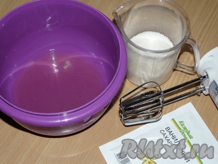 Белки взбить миксером в пышную пену. Затем небольшими порциями, не прекращая взбивать, добавить сахар и ванильный сахар. Продолжать взбивать до стойких пиков (у меня на взбивание ушло 7 минут).