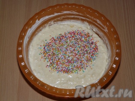 По желанию, всыпать в тесто цветную кондитерскую посыпку, ещё раз перемешать.