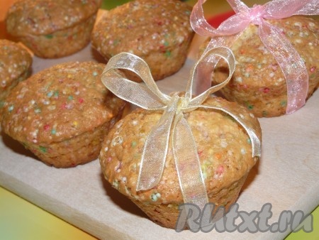 Вкусные, аппетитные, воздушные белковые кексы достать из духовки, немного остудить и вынуть из формочек. Дать остыть и можно подавать к чаю или кофе.