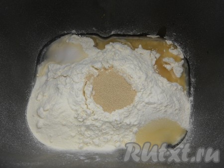 Сделать углубление посередине и всыпать сухие дрожжи. Поместить ведерко в хлебопечку и выставить режим "Быстрый" (у меня 2 часа 10 минут). Если последовательность загрузки ингредиентов в вашей хлебопечке другая, так и поступайте!
