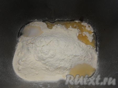 По углам разместить соль, сахар, сухое молоко и растительное масло.