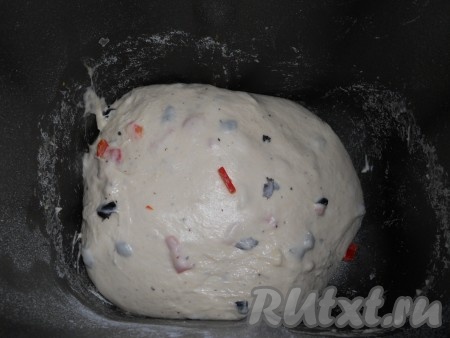 После звукового сигнала добавить оливки, перец и чеснок в тесто. Больше крышку хлебопечки не открывать!