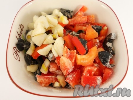 Оливки измельчить, перец сладкий порезать тонкими брусочками, чеснок - небольшими кусочками. Перемешать, присыпать мукой.