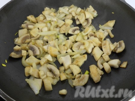 Обжарить шампиньоны (или отваренные лесные грибы) на растительном масле вместе с измельчённым луком на среднем огне в течение 10 минут, не забывая периодически перемешивать.