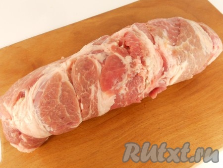 Свернуть мясо в рулет, начиная с широкой стороны.