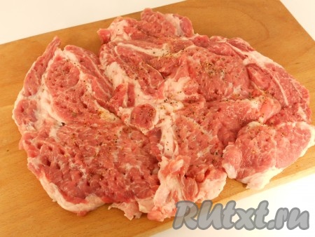 Развернуть кусок мяса, как книжку, и отбить кулинарным молоточком. Должен получиться плоский прямоугольный кусок мяса. Посолить и посыпать чёрным молотым перцем.