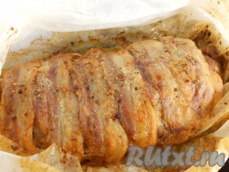 Поставить форму в разогретую духовку. Запекать мясной рулет с грибами и беконом при температуре 180 градусов 1 час. После чего развернуть верх бумаги и запекать ещё 15 минут (до образования сверху красивой корочки).