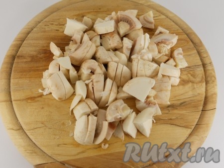 Приготовить начинку для мясного рулета. Для этого нужно шампиньоны промыть водой. Шампиньоны (или лесные грибы, предварительно отваренные в течение 25-30 минут с момента закипания) нарезать на кубики. Луковицу очистить и нарезать мелко.