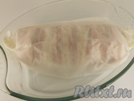 Завернуть мясной рулет в пергамент, скручивая края (конфеткой).