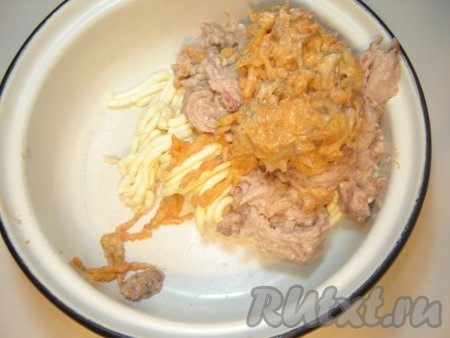 Пропустите все ингредиенты через мясорубку.