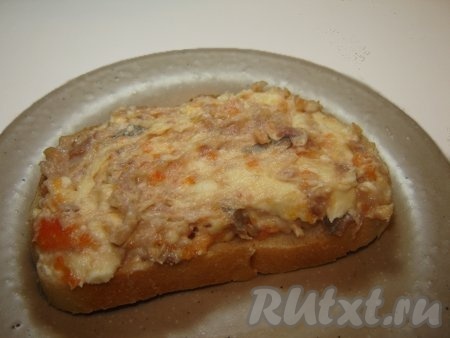 Теперь вы можете сделать вашим родным простой и вкусный бутерброд из приготовленного своими руками селёдочного масла.