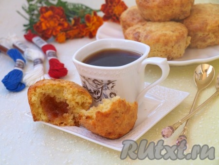 Отправить формочки в духовку, разогретую до 160 градусов, и выпекать маффины минут 25 (до золотистого цвета). Нежные, вкусные маффины с повидлом станут чудесным дополнением к чашечке чая или кофе.