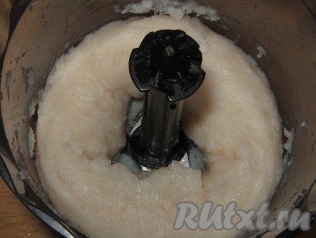 Пробить рыбу с рисом и луком до получения однородного фарша.