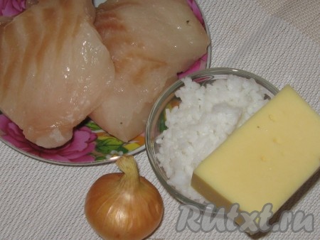 Подготовить продукты для приготовления рыбных тефтелей с рисом в духовке. Для этого блюда можно купить филе рыбы. А можно взять рыбку целиком, после размораживания удалить из неё внутренности и кости,&nbsp;отрезать плавники и голову, если она есть, снять кожу. Для этого блюда потребуется 200 грамм рыбного филе, промыть его и обсушить. Рис можно сварить специально для этого блюда (поместить промытый рис в кипящую подсоленную воду и отварить с момента закипания в течение 20 минут, затем воду слить) или взять рис, оставшийся с ужина.&nbsp;