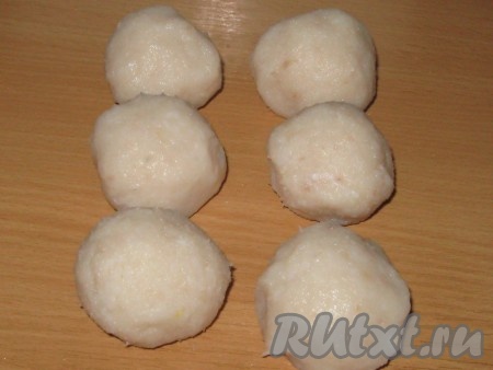 Затем фарш мокрыми руками разделить на одинаковые части, сформировать круглые рыбные тефтели (у меня получилось 6 штук).