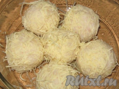 Выложить рыбные тефтели с рисом в форму для запекания, смазанную растительным маслом, влить немного воды (вода должна закрывать дно формы для запекания). Закрыть форму для запекания крышкой (или фольгой).