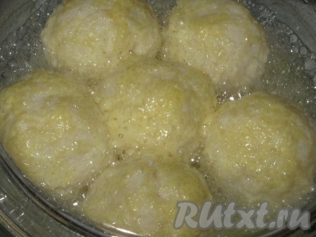 Запекать тефтели из рыбы в заранее разогретой до 190 градусов духовке 30-35 минут.