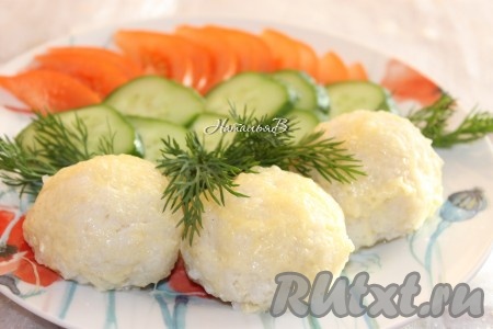 Затем вкусные, нежные, сытные рыбные тефтели с рисом достать из духовки и подать к столу с любым гарниром или свежими овощами.