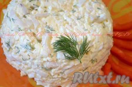 Салат из кальмаров с сыром и яйцом