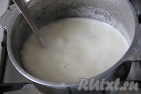 В кастрюле соединить молоко, масло и сахар,&nbsp;отправить на огонь и варить на умеренном огне, помешивая, 10-15 минут (постепенно масса начнёт густеть). На огне наша будущая домашняя сгущёнка не будет такой густоты, как вы себе представляете, она только слегка примет нужную консистенцию. Загустеет она уже в холодильнике, так что не переварите её.