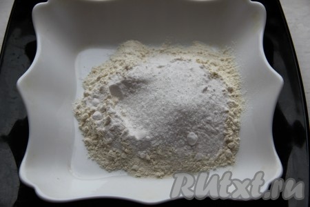 Все смешать и просеять через сито, чтобы масса получилась без комочков.
