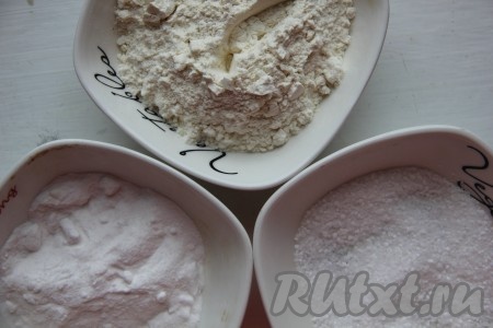 Отмерить необходимые ингредиенты. Ложки могут быть разные, главное чтобы это были или только чайные, или только столовые. Мука, сода и лимонная кислота должны быть в таких частях, как указано выше.