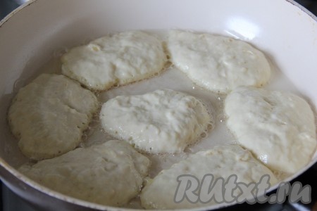 Выкладываем тесто на сковороду, предварительно очень хорошо разогретую с добавлением растительного масла. Тесто выкладываем столовой ложкой, формируя оладьи округлой формы. Ложку каждый раз смачиваем в воде, чтобы тесто не прилипло к ложке.