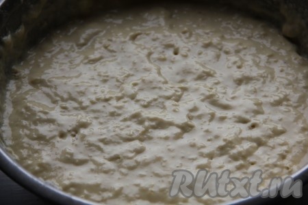 В тёплом молоке разводим сухие дрожжи. Температура молока должна быть не выше 40 градусов, чтобы дрожжи не погибли. Дрожжи не любят горячую и холодную среду. В холоде они плохо вступают в реакцию, а при температуре выше 42 градусов могут погибнуть. К смеси молока и дрожжей добавляем сахар, растительное масло, яйца, хорошо перемешиваем. Затем всыпаем муку и соль. Перемешиваем тесто до однородности и оставляем на 40 минут для подъёма в тёплом месте.