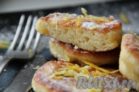 Аппетитные, вкусные, пышные оладьи, приготовленные на сухих дрожжах и молоке с яйцами, подаём с любимым вареньем, джемом, мёдом или сметаной.