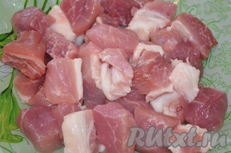 Мясо порезать средними кусочками.