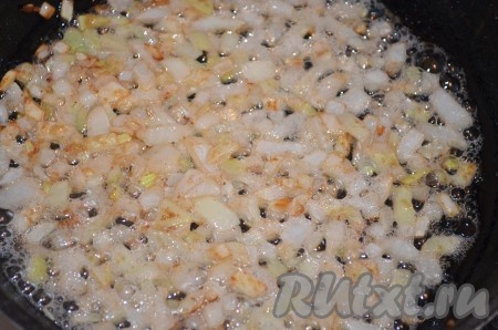 На этой же сковороде обжарить порезанный кубиком лук, при необходимости долить масла.