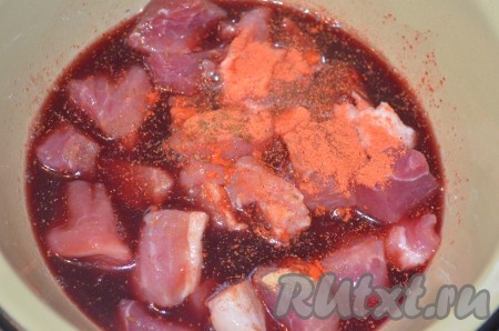 Посыпать свинину специями, залить красным вином, перемешать. Оставить мариноваться на 3 часа и более.
