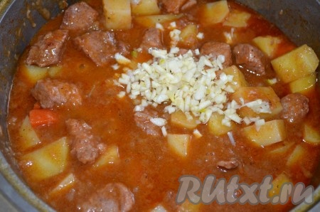 За 3 минуты до готовности добавить измельченный чеснок.
