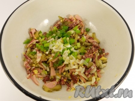 Зеленый лук и чеснок измельчить и также добавить к остальным продуктам.