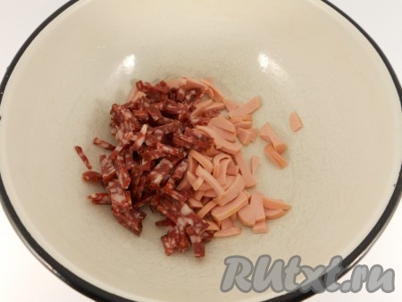 Прежде всего нужно приготовить начинку: колбасу сырокопченую и вареную порезать брусочками.