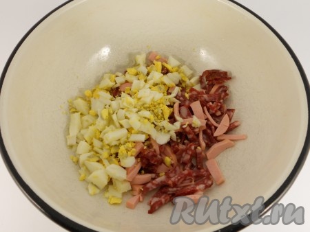 Яйца отварить вкрутую, остудить, очистить и порезать небольшими кубиками. Добавить к колбасе.