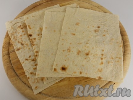 Лаваш порезать на квадраты 15х15 см или прямоугольники 15х12 см, смочить немного водой.
