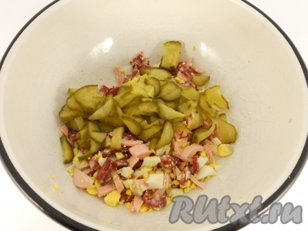 Добавить порезанный маринованный огурчик.