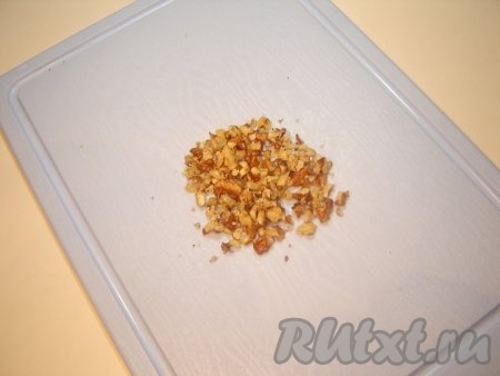 Ядра грецких орехов мелко порубить.
