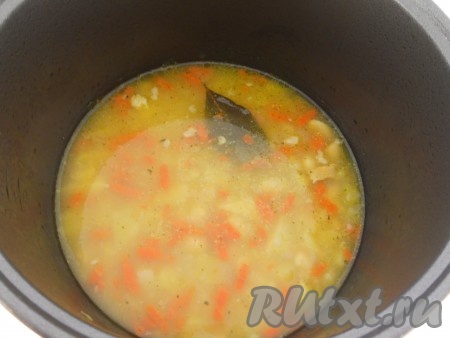 После сигнала, сообщающего об окончании режима "Тушение", выложить картофель в чашу мультиварки, суп с фасолью посолить по вкусу. Выставить режим "Тушение" ещё на 1 час, крышку мультиварки закрыть. За 10 минут до готовности добавить лавровый лист.